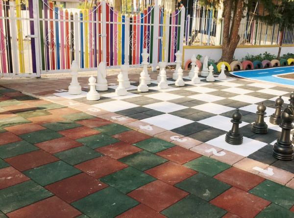 Okulumuzun giriş kapısı ve satranç oyun alanımız